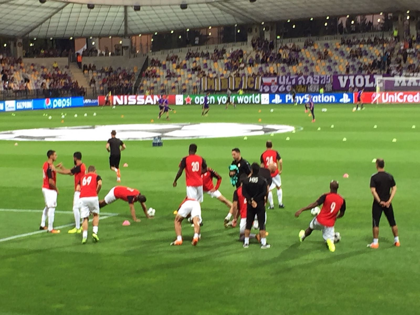 שחקני באר שבע בחימום בסלובניה. קודם כל לא לספוג שער (צילום: אוריה רפאל)